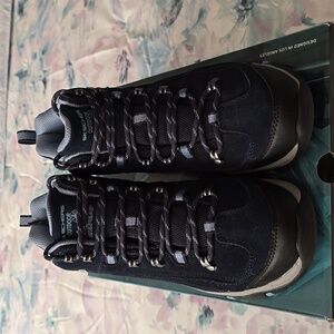 New Women's Navy Memory Foam Skechers Outdoor Boots. Size 8.5 medium Not Black